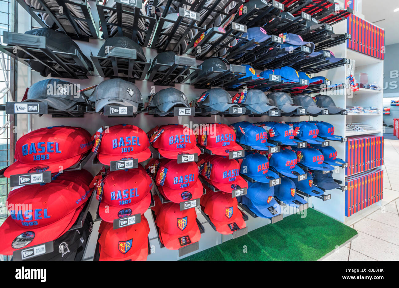 Die Kappen auf den Verkauf in FC Basel fanshop Stockfoto