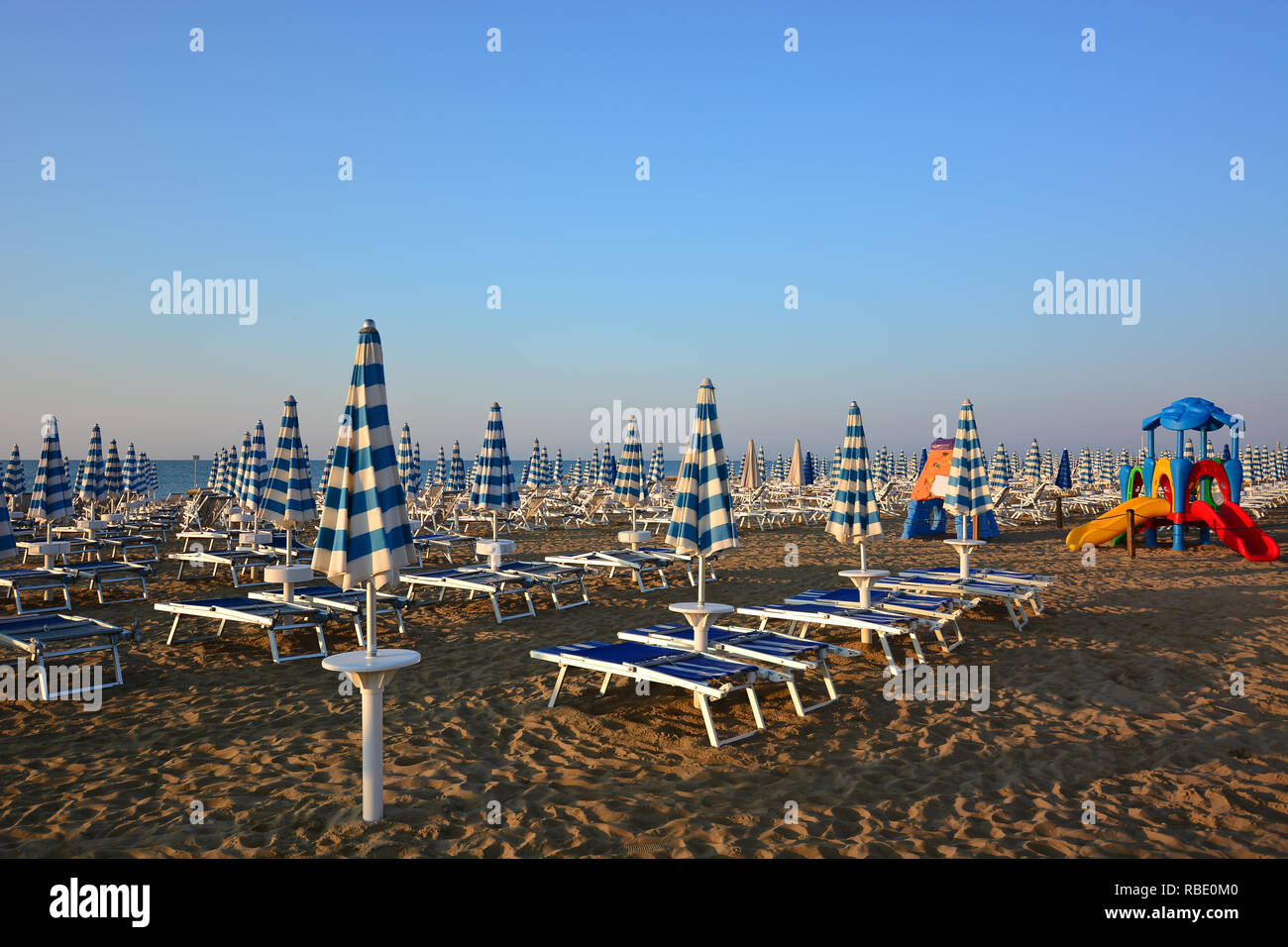 Der Strand ist noch leer Stockfoto