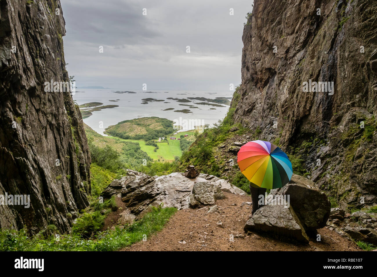 Frau mit bunten Regenschirm, Torghatten Höhle, Am Nockherberg Berg, Brønnøysund, Norwegen Stockfoto