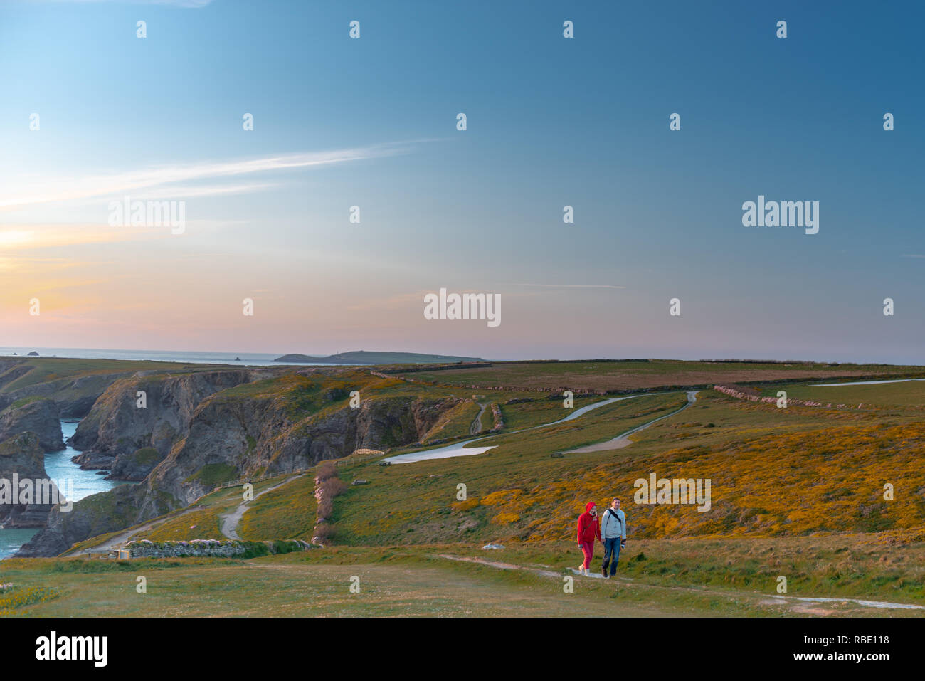 Zwei Touristen zu Fuß auf Felsen in der Nähe von Bedruthan Steps in Corwal Vereinigtes Königreich Stockfoto