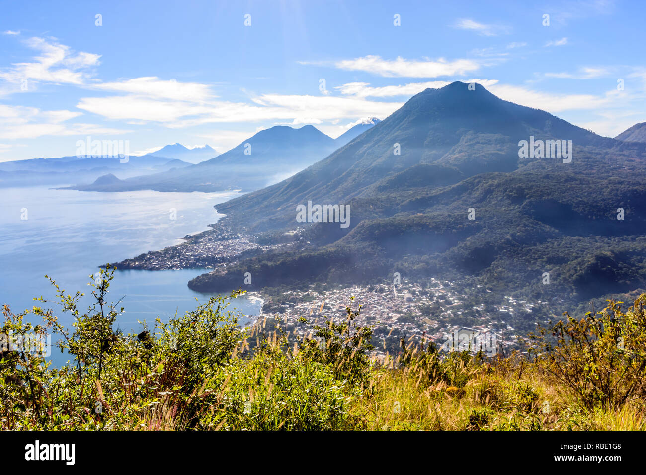 Am frühen Morgen. Blick vom Indischen Nase, San Juan La Laguna der Atitlan See, 5 Vulkane & lakeside Dörfer im guatemaltekischen Hochland. Stockfoto