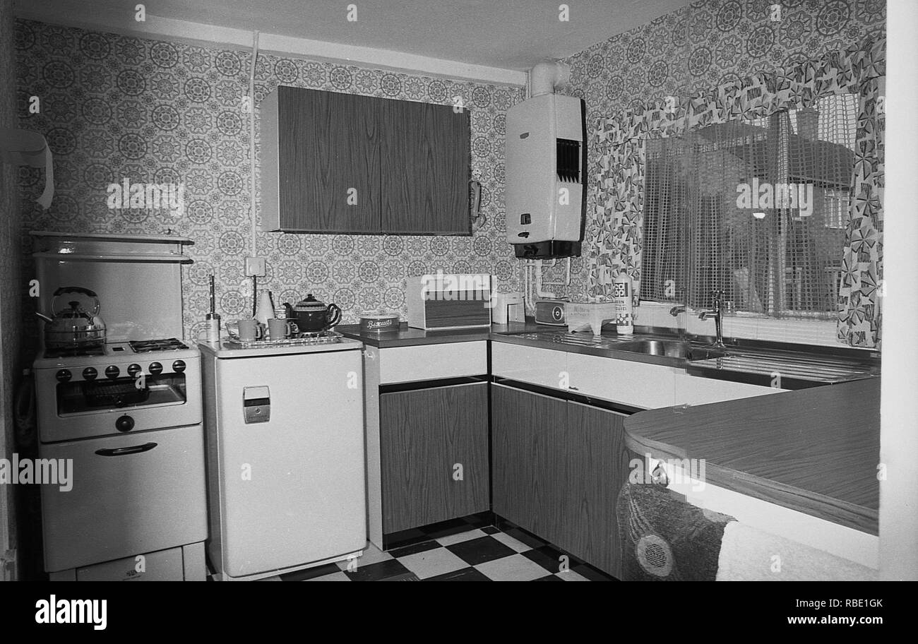 1970 s, historische, Blick auf die Küche im Süden Londons Rat flach, London, England, UK. Die Schränke und Tops aus Resopal, einem Kunststoff Laminat Material, beliebt in dieser Ära, als es war eine strapazierfähige, kostengünstige Material, mit einer Oberfläche, die sich über und damit leichter sauber zu halten, zunichte gemacht werden könnte. Stockfoto