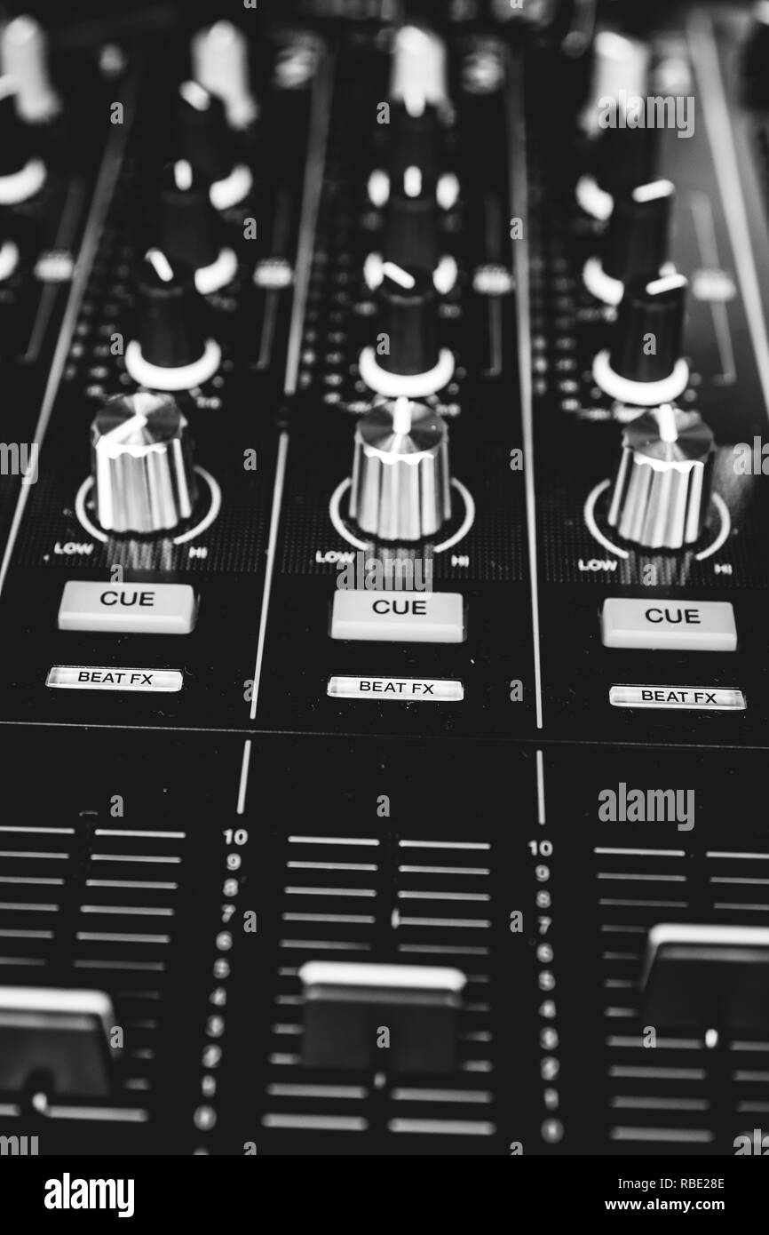 Eine künstlerische Nahaufnahme von Mixer/mix Schreibtisch eines DJ in Schwarz und Weiß. Stockfoto
