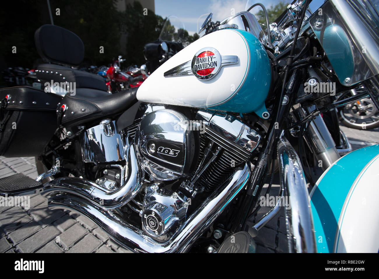 Ein von einem glänzenden, türkis und weiß lackierten Harley-Davidson Motorrad Stockfoto