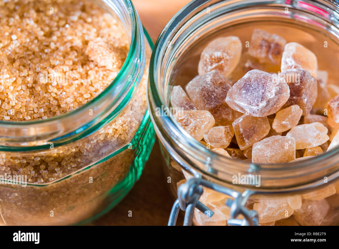 Verschiedene Kristallzucker in Glas Stockfoto