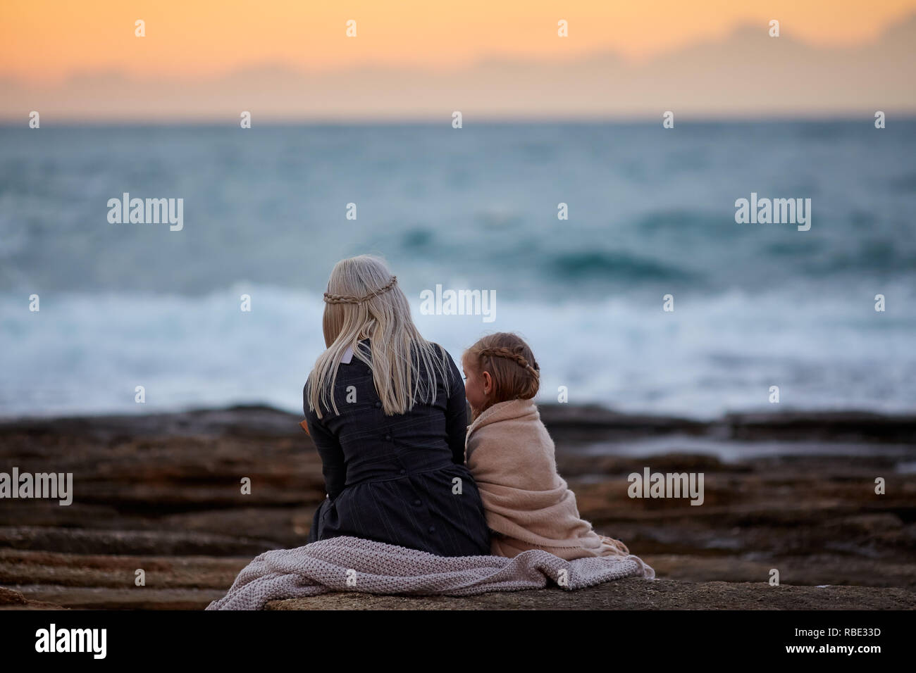 Frau mit Mädchen kuscheln sich Seashore Stockfoto