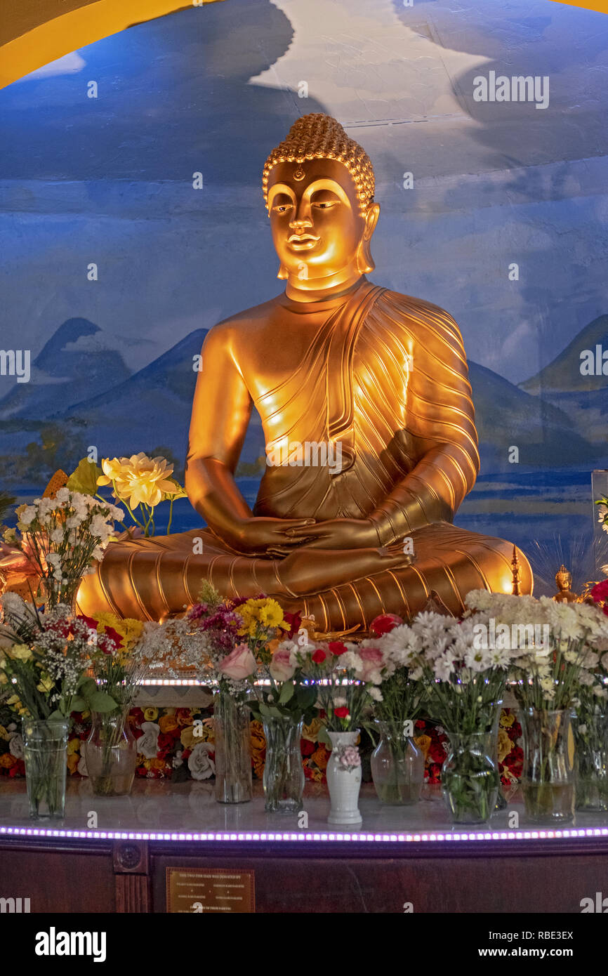 Eine Statue des Buddha im Heiligtum Zimmer im New York Buddhist Vihara E.v. in Queens Village, Queens, New York City. Stockfoto