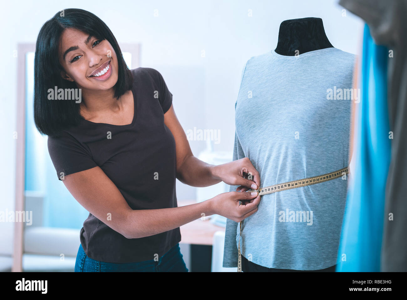 Professionelle maßgeschneiderte, Master Class über Nähen Kleidung zu zeigen, wie man mit Maßband Stockfoto
