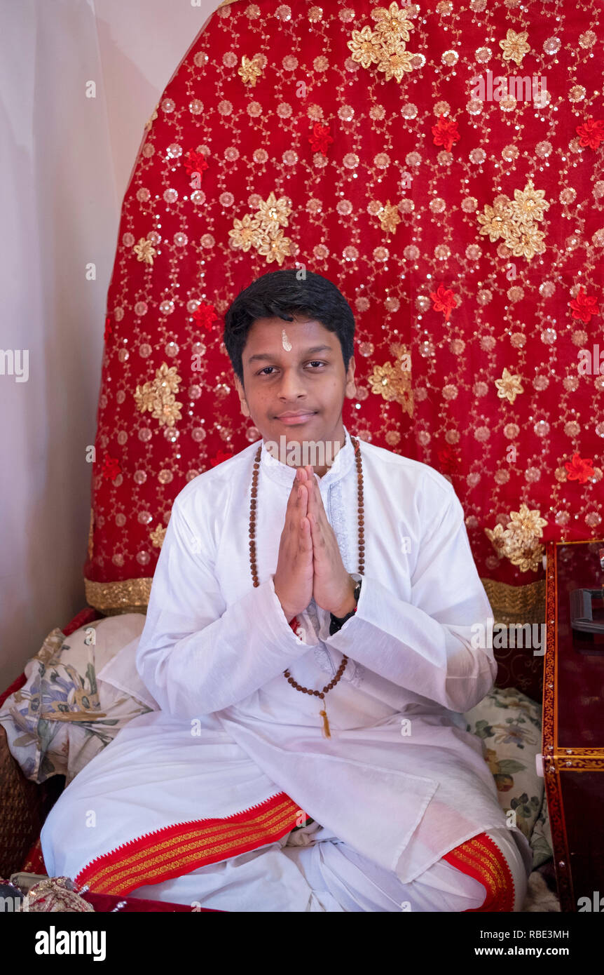 Eine 14 Jahre alte hinduistische Prodigy am Satya Sanatan Dharm Mandir in Queens Village, wo er der Versammlung referierte. Stockfoto