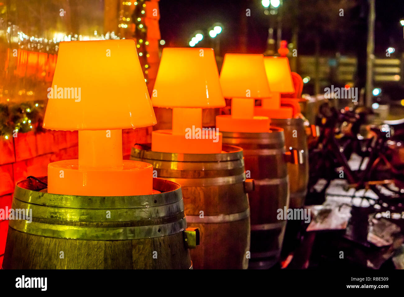 Schönen Strasse Dekorationen, Beleuchtete rote Lampen auf Holzfässer, Outdoor Dekoration Stockfoto