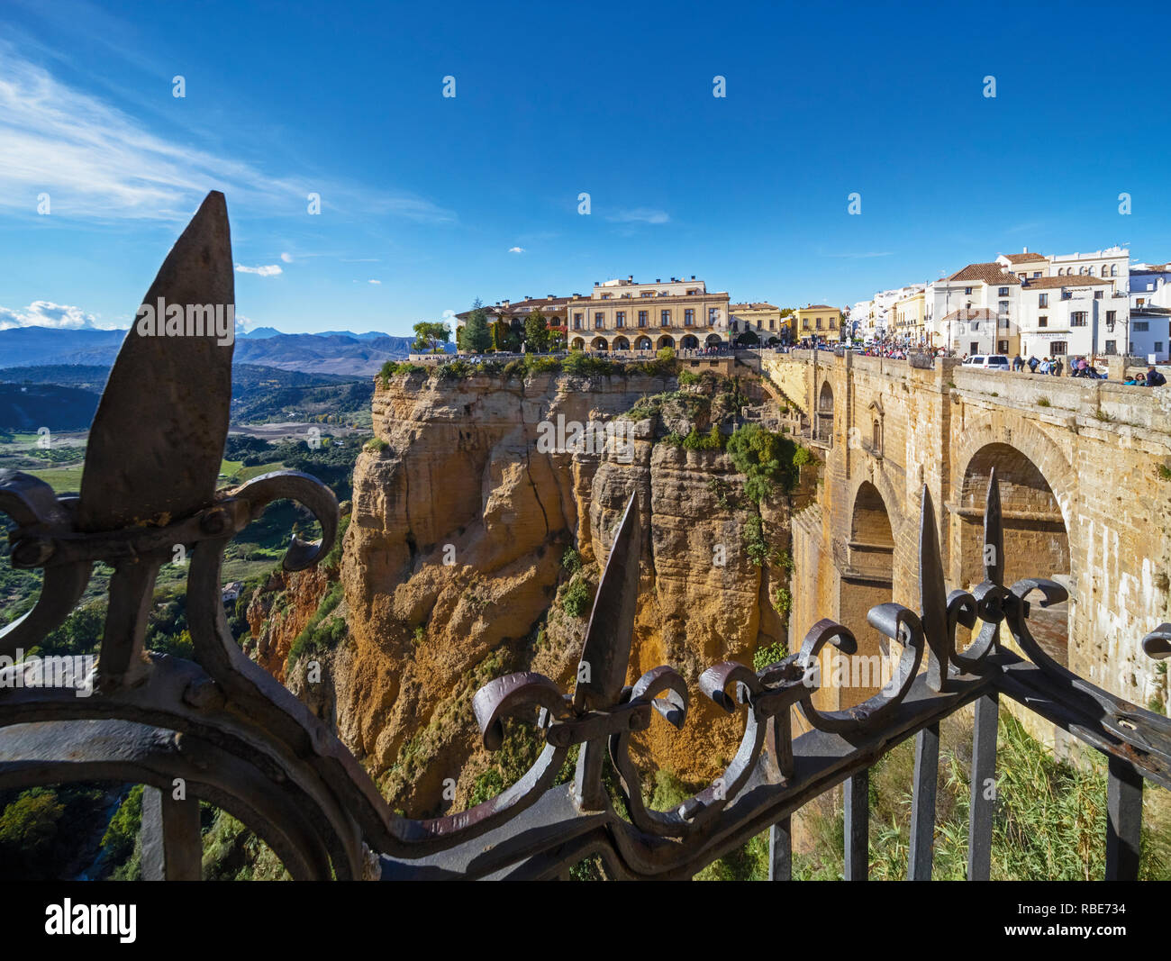 Ronda, Provinz Malaga, Andalusien, Spanien. Die neue Brücke - Puente Nuevo - auf der linken Seite und den Nationalen Parador - Parador Nacional - Zentrum. Stockfoto