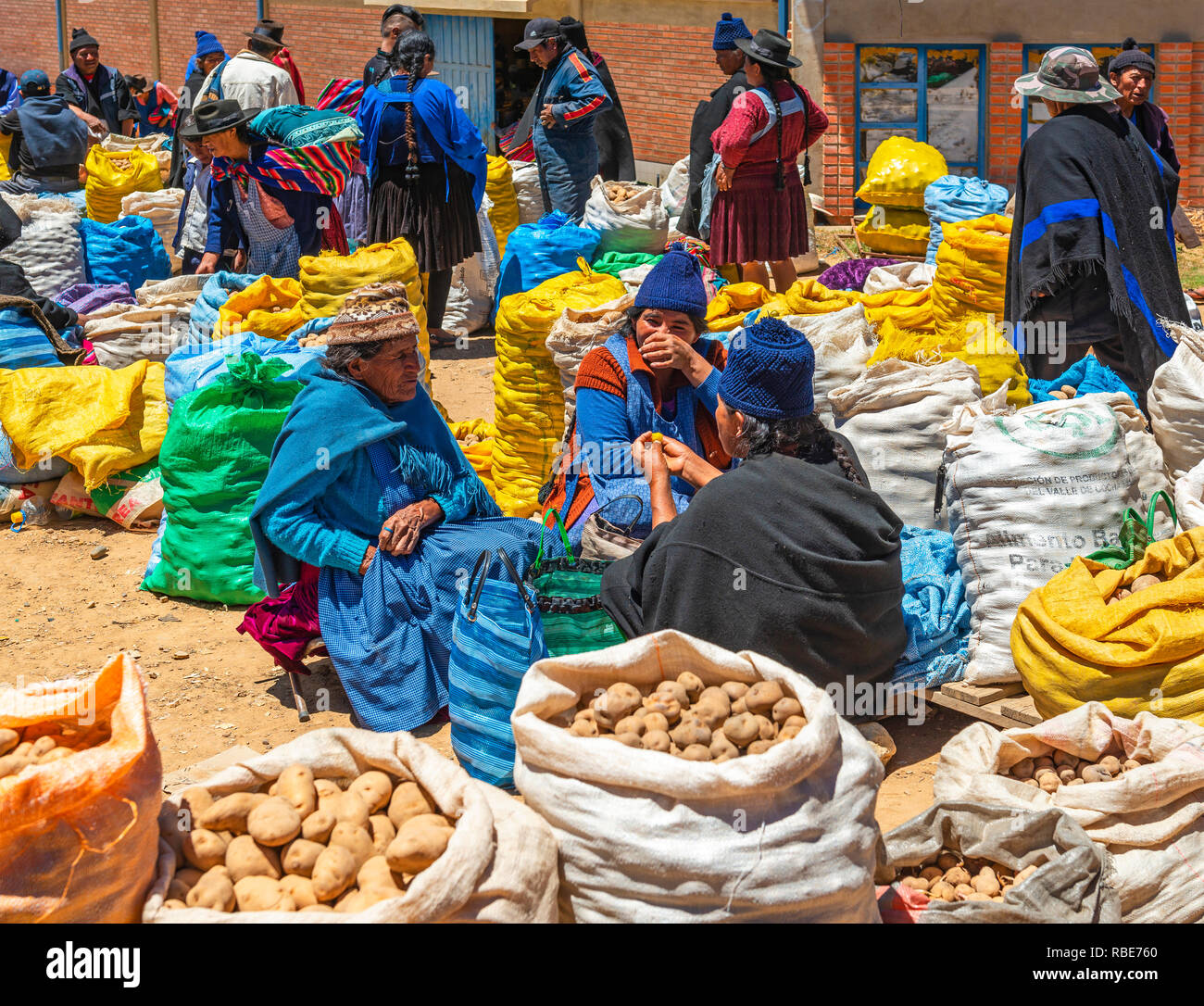 Indigene Tarabuco Damen plaudern und den Verkauf von Kartoffeln auf einem lokalen Markt in Tarabuco in der Nähe der Stadt Sucre, Bolivien. Stockfoto