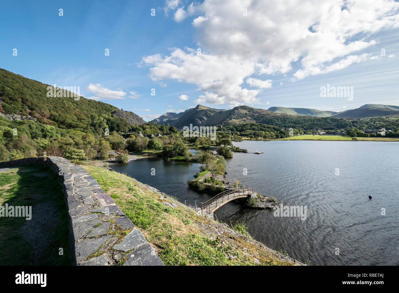 Llyn Padarn Country Park in Llanberis in Nord Wales Blick Richtung Snowdon Yr Wyddfa Berg Stockfoto