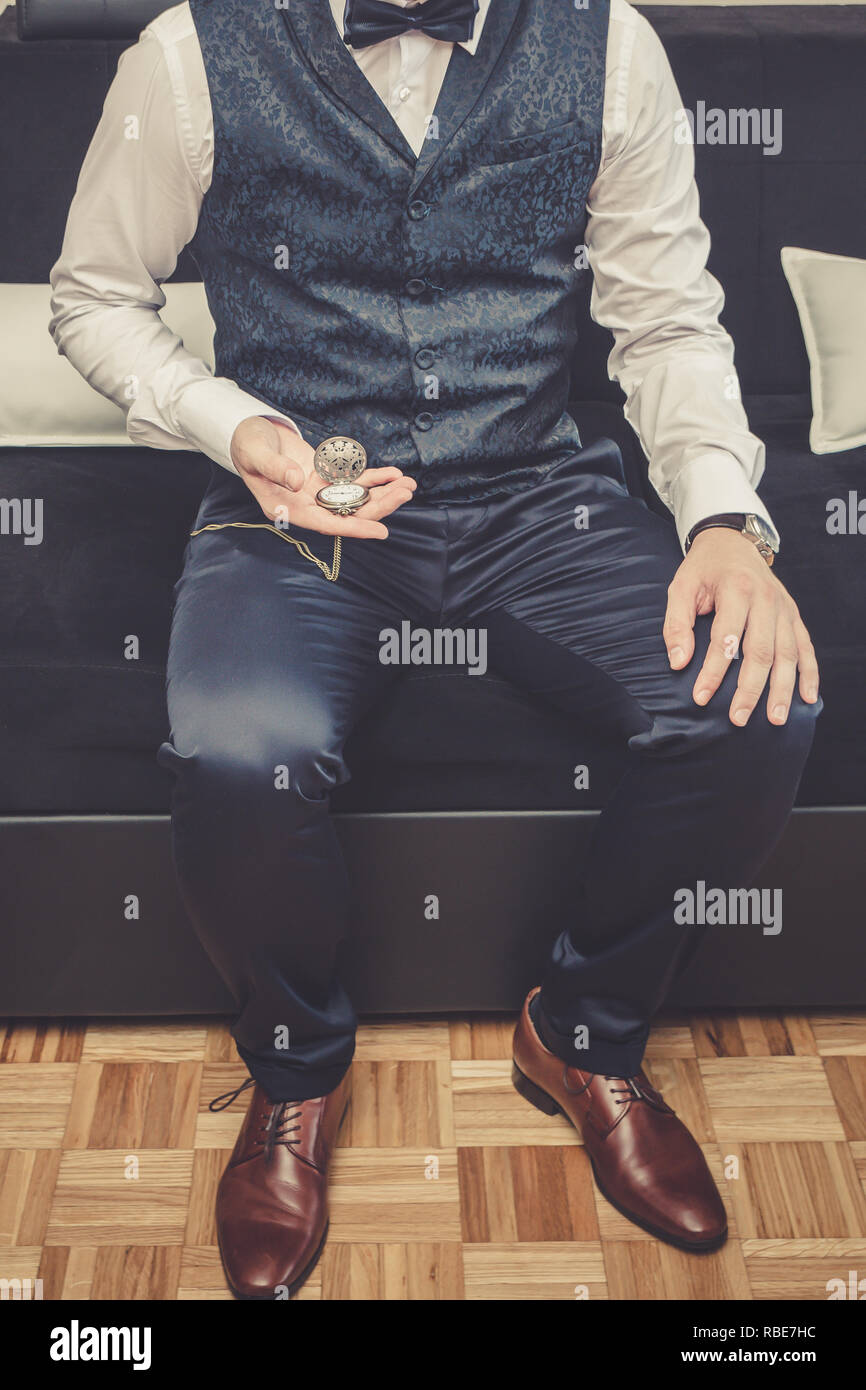 Mann im eleganten Anzug hält antike Taschenuhr mit offenen Deckel in der  Hand. Zeit Konzept. Close Up Stockfotografie - Alamy