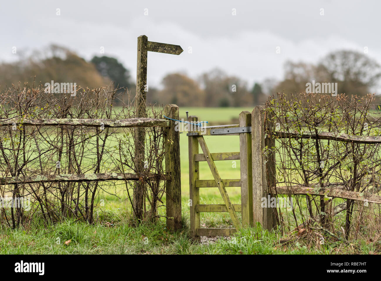 Wegweiser und Tor auf einem öffentlichen Fußweg in einem ländlichen Teil von Mid Sussex Stockfoto