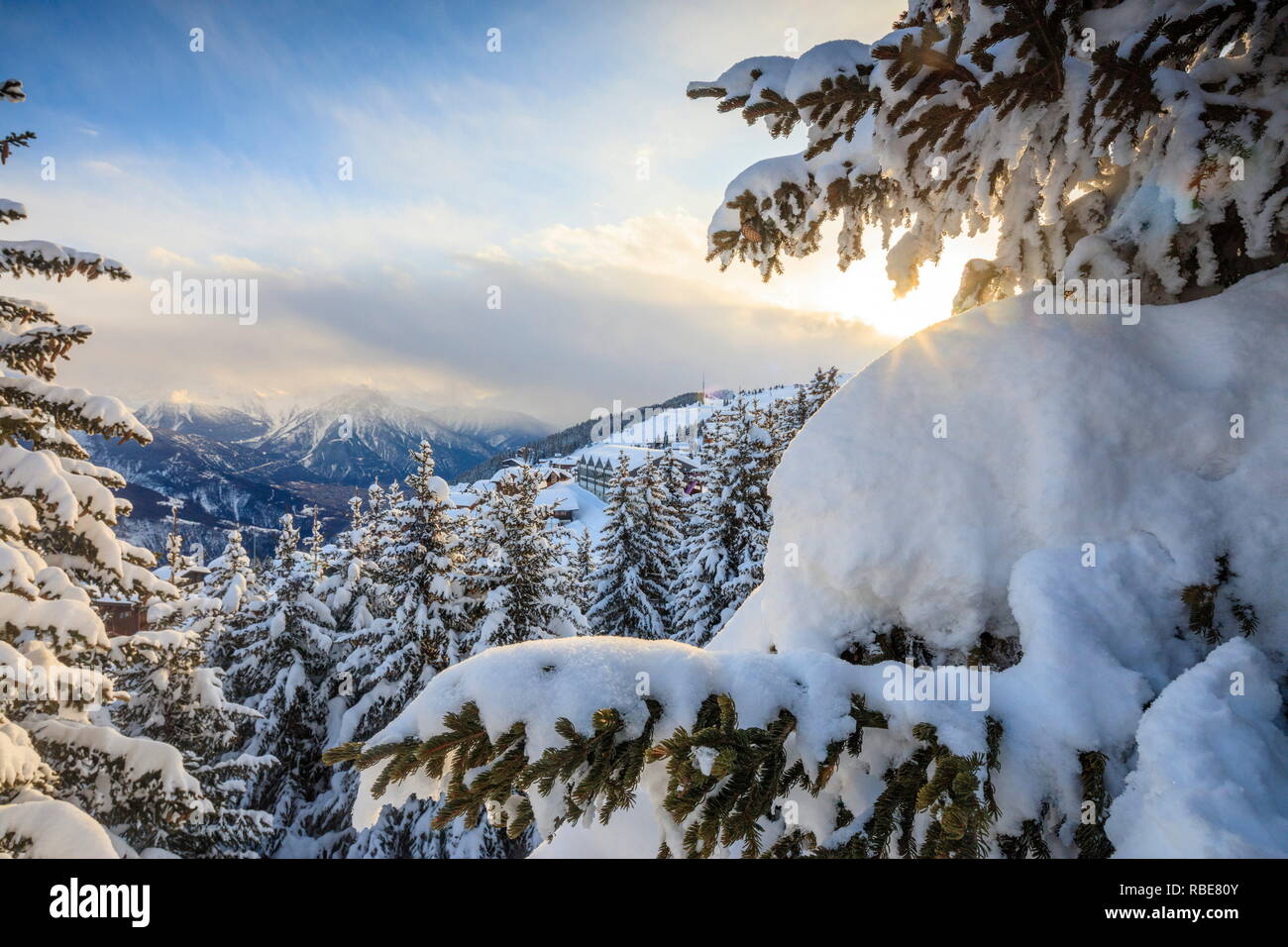 Sonnenstrahl in den verschneiten Wäldern umrahmt von Winter Sonnenuntergang Bettmeralp Bezirk Raron Kanton Wallis Schweiz Europa Stockfoto