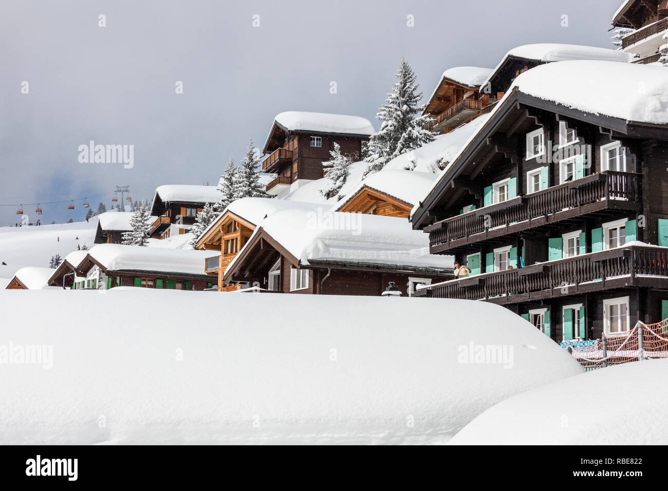 Schnee- und Holzhäuser in den alpinen Dorf und Sky Resort Bettmeralp Bezirk Raron im Kanton Wallis Schweiz Europa Stockfoto