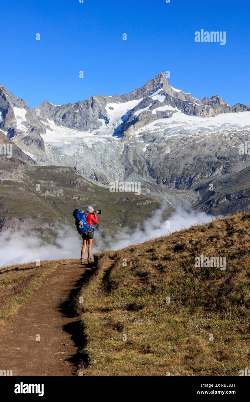 Wanderer nimmt ein Bild von Landschaft und die hohen Gipfel an einem sonnigen Sommertag Gornergrat Kanton Wallis Schweiz Europa Stockfoto