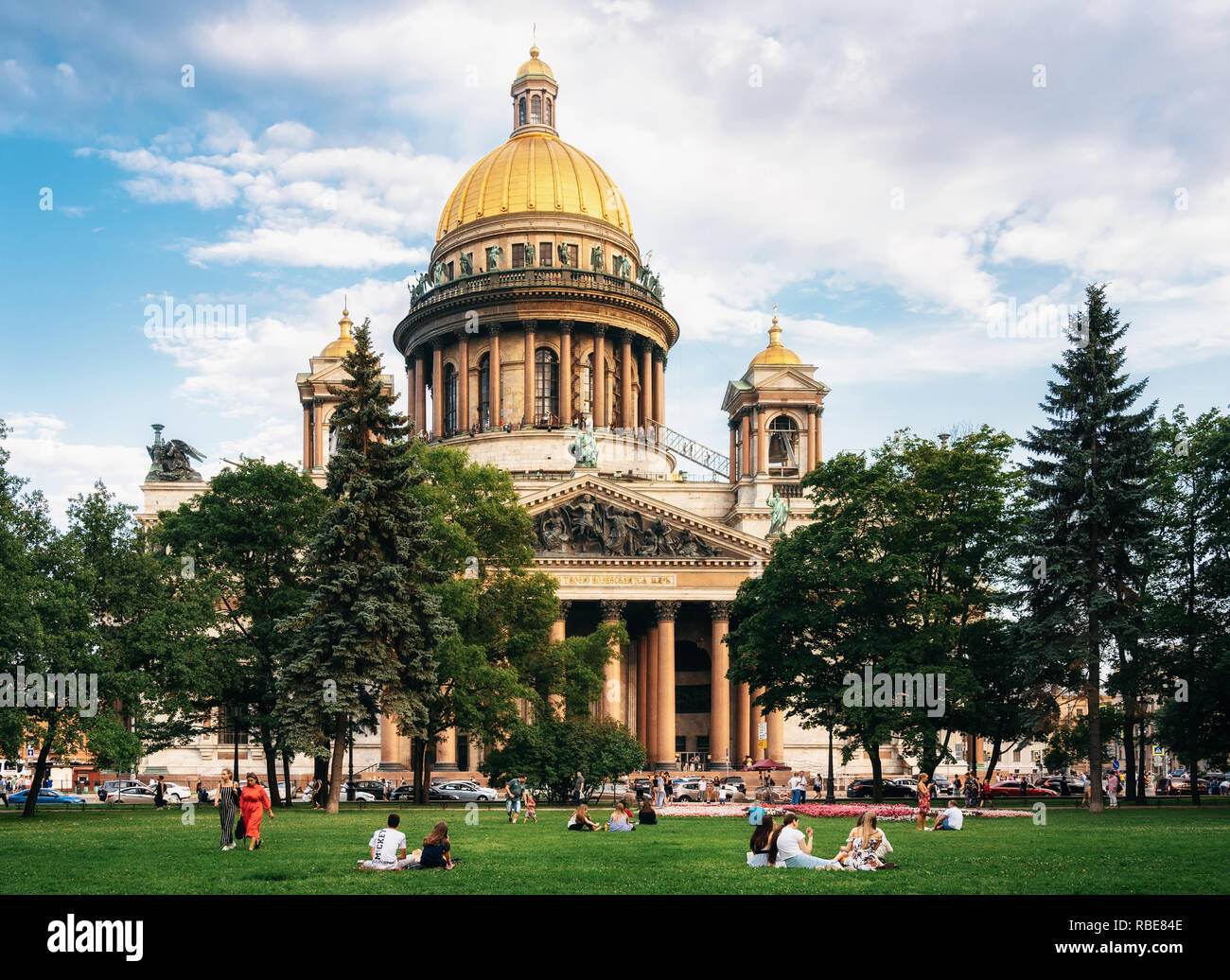 Sankt Petersburg, Russland - 17 August, 2018: die Menschen in Alexander Garten unter greent Bäume gegen Isaaks-kathedrale entspannen im Sommer Stockfoto