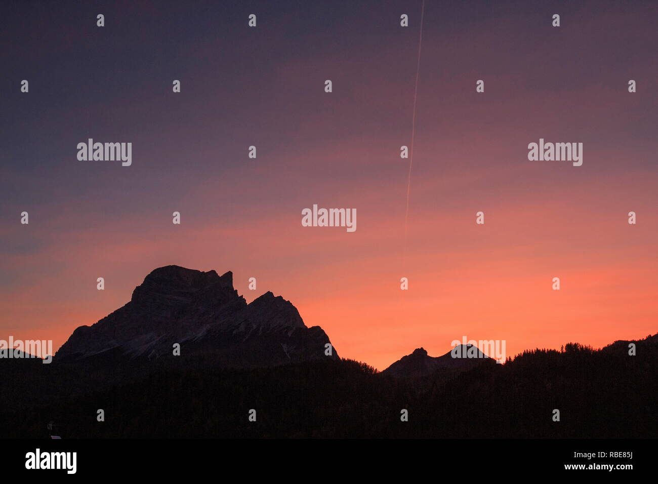 Der Himmel dreht Pink bei Sonnenuntergang auf dem felsigen Gipfel des Monte Pelmo Cadore Zoldo Dolomiten Venetien Italien Europa Stockfoto