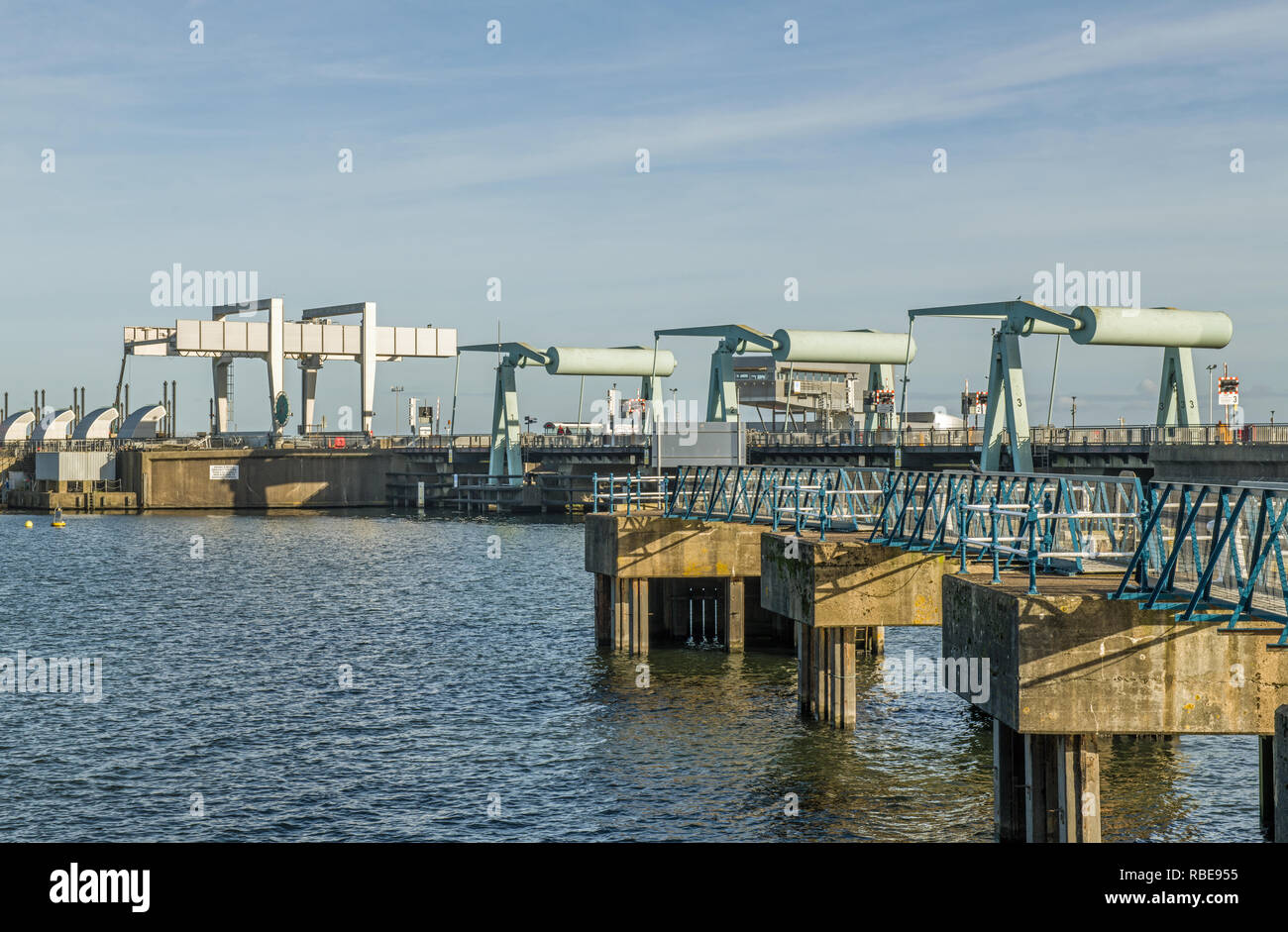Das Meer von Cardiff Bay mit der klappbrücken öffnet sich auf den Kanal von Bristol. Diese ermöglichen den Zugang in das und der Ausreise aus dem Süßwasser-See. Stockfoto