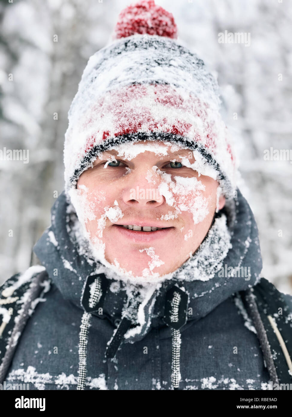 Close up Portrait von Mann mit gefrorenen Schnee Gesicht und Hut Stockfoto