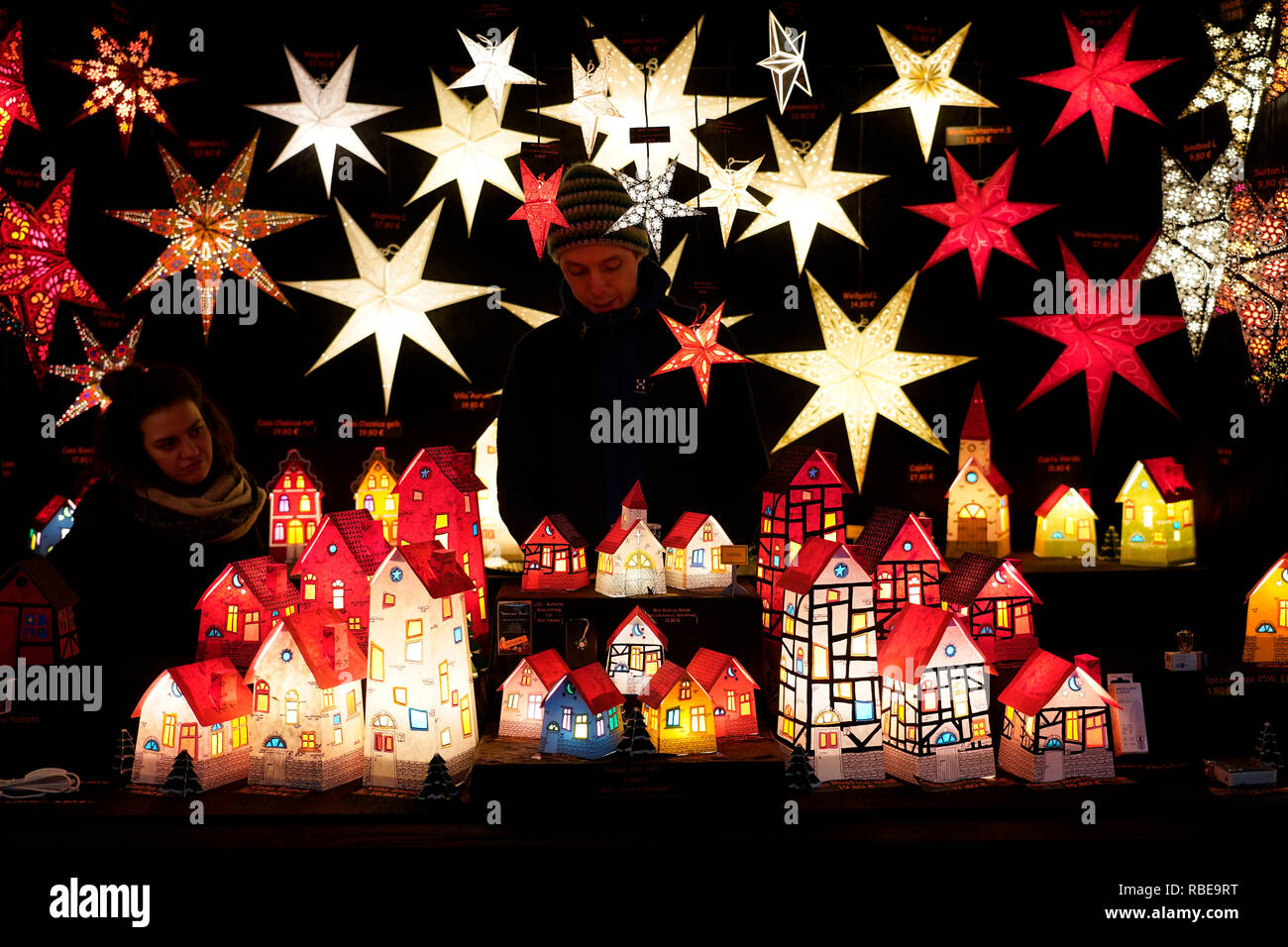 Dekorative und leuchtende Weihnachten Sterne wie kleine beleuchtete Häuser sind auf dem Weihnachtsmarkt in Leipzig, Sachsen, Deutschland, Europa verkauft Stockfotografie