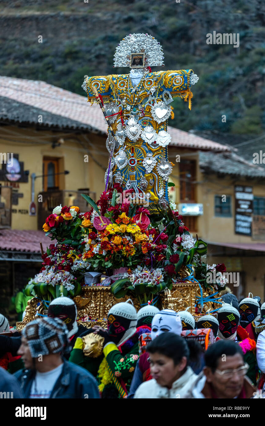 Religiöse Prozession, Tänzer, gekleidet in bunten Kostümen, die die Darstellung des Senor de Choquekilca, Fiesta del Senor de Choquekilca (Fest o Stockfoto