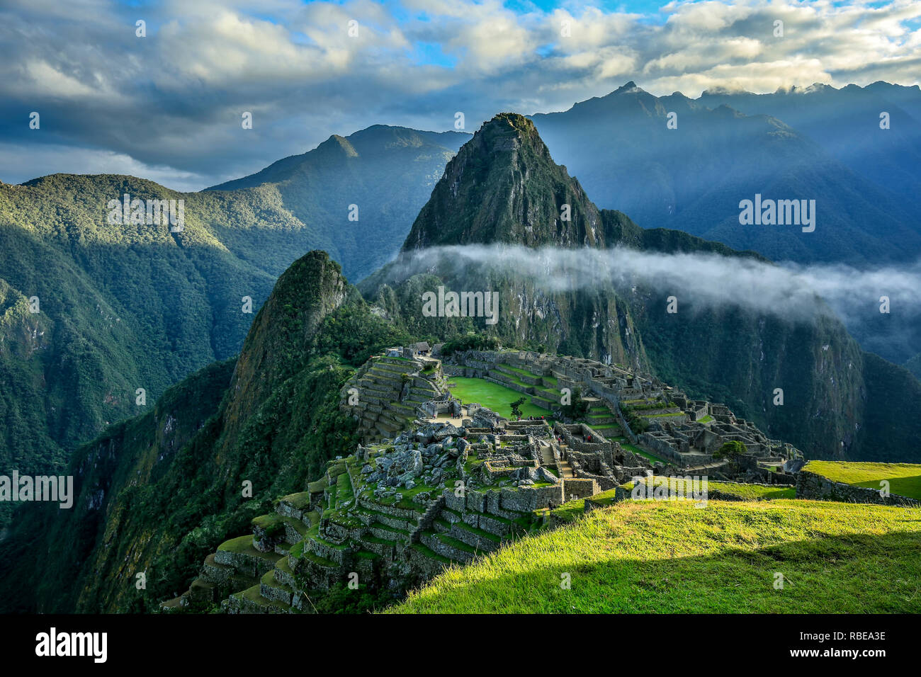 Inka Zitadelle von Machu Picchu (Huayna Picchu Peak im Hintergrund), Cusco, Peru Stockfoto