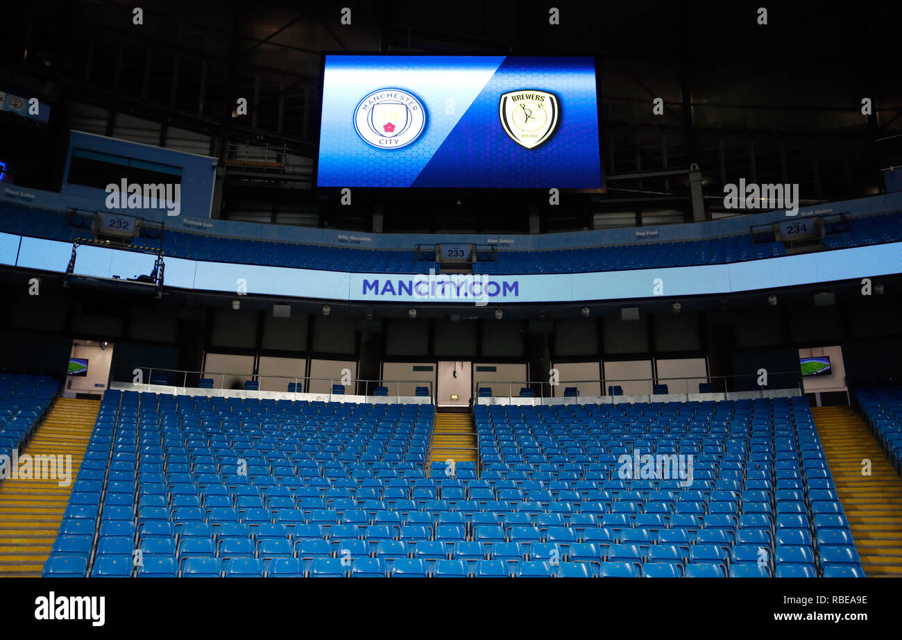 Allgemeine Ansicht eines Anzeigers im Stadion vor dem carabao Cup semi final Match an der Etihad Stadium, Manchester. Stockfoto