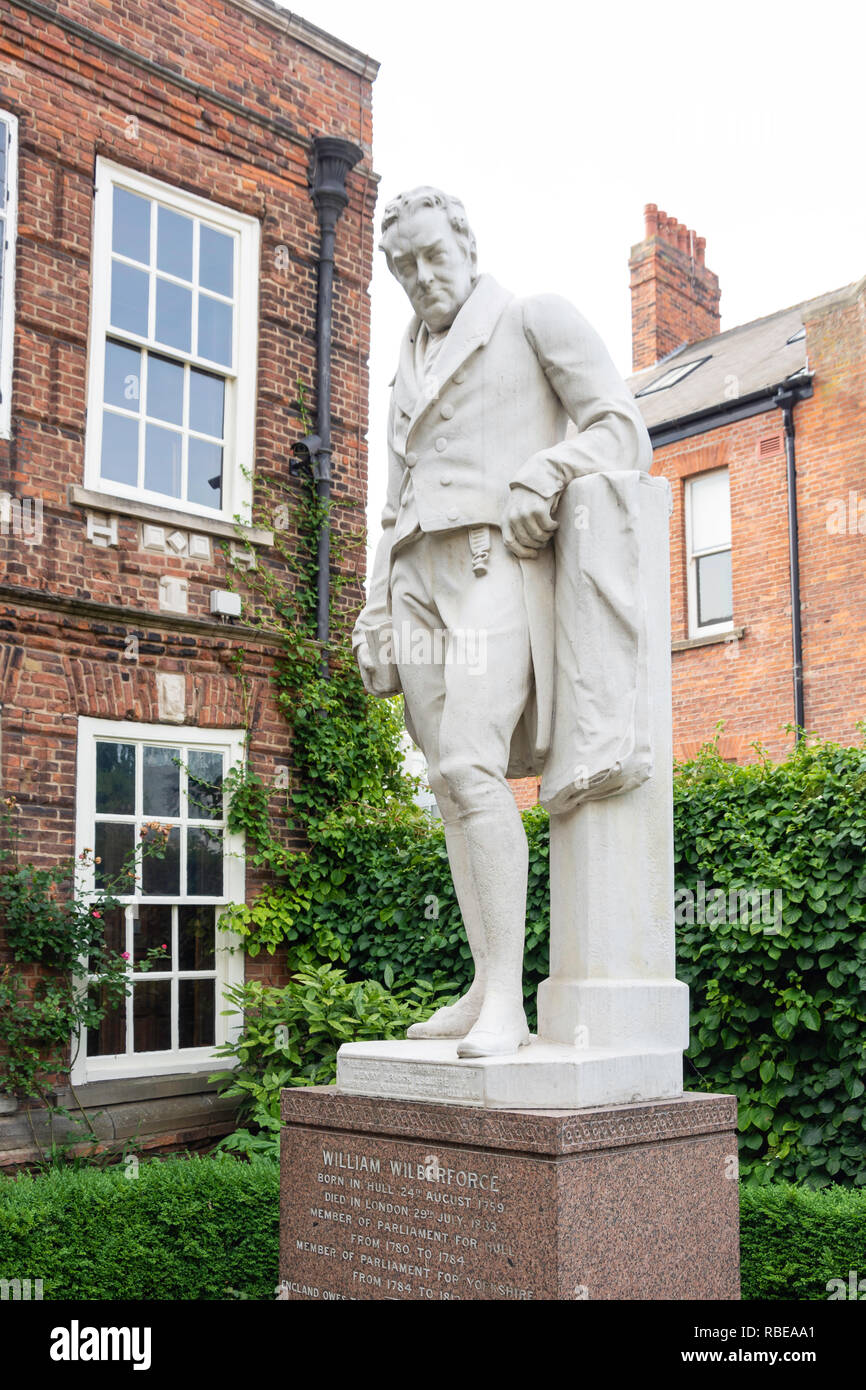 William Wilberforce Statue außerhalb des Wilberforce House Museum, High Street, Kingston upon Hull, East Riding von Yorkshire, England, Vereinigtes Königreich Stockfoto
