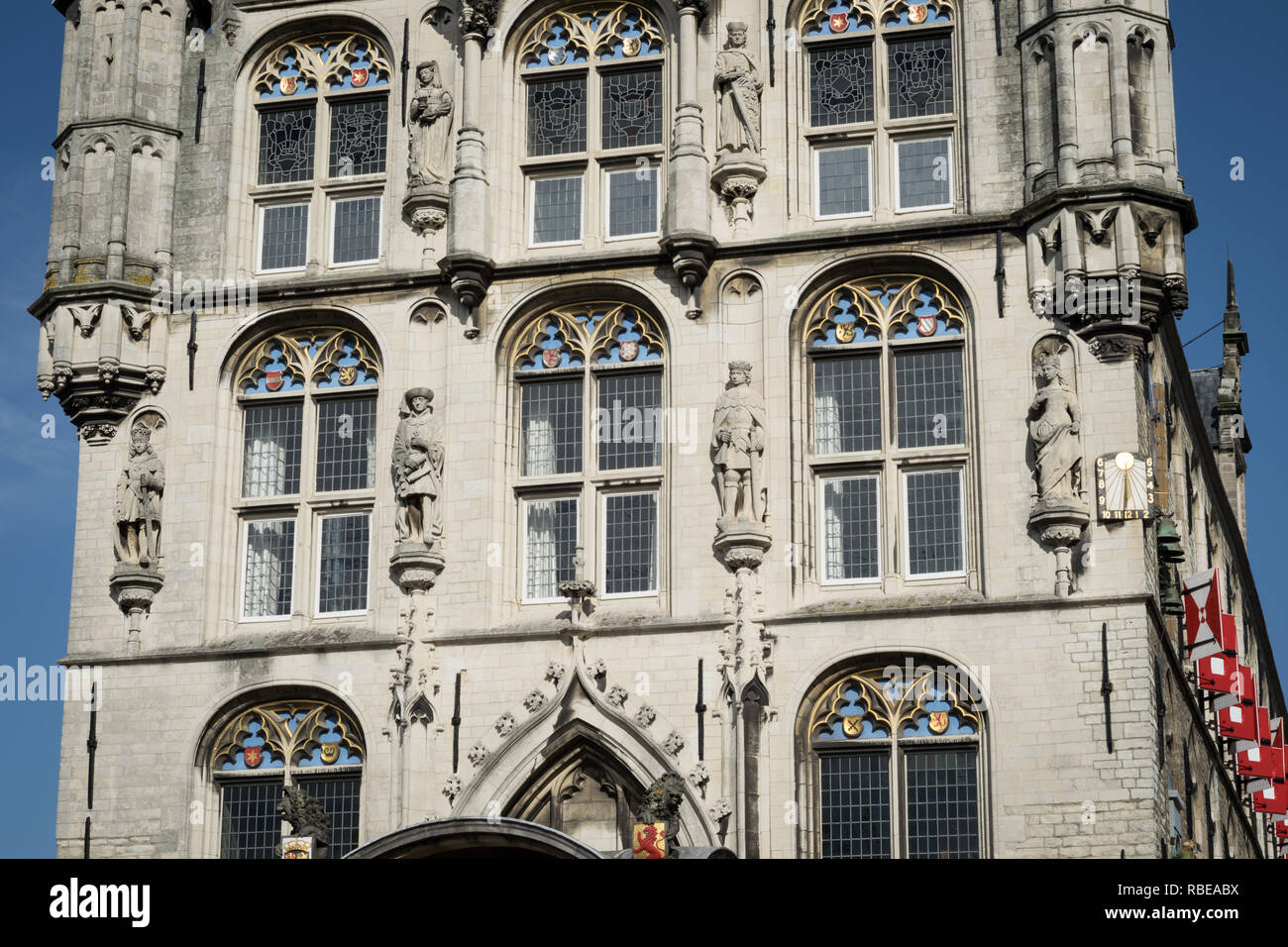 Gotische architektonische Details und Steinstatuen an der Fassade des Stadhuis (Rathaus) aus dem 15. Jahrhundert in Gouda, Niederlande Stockfoto