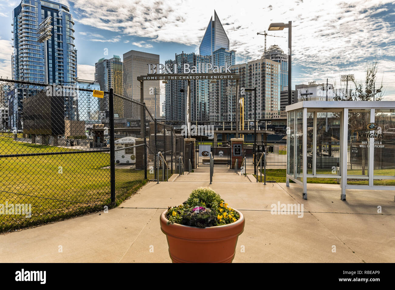 CHARLOTTE, NC, USA-1/8"/19: Die BB&T Ballpark in Uptown Charlotte, mit Wolkenkratzern im Hintergrund. Stockfoto