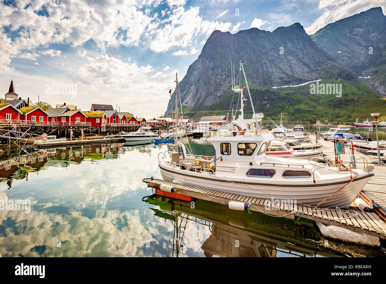 Hafen in Reine, kleine Dorf, Lofoten, Norwegen Stockfoto