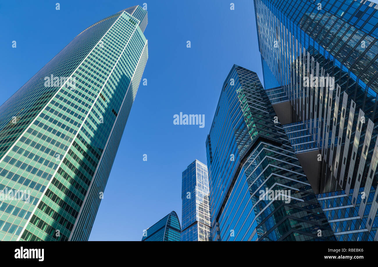 Unten - Oben Blick auf die Wolkenkratzer in Moskau - Stadt (Moskau International Business Center), Russland. Moderne Architektur. Stockfoto