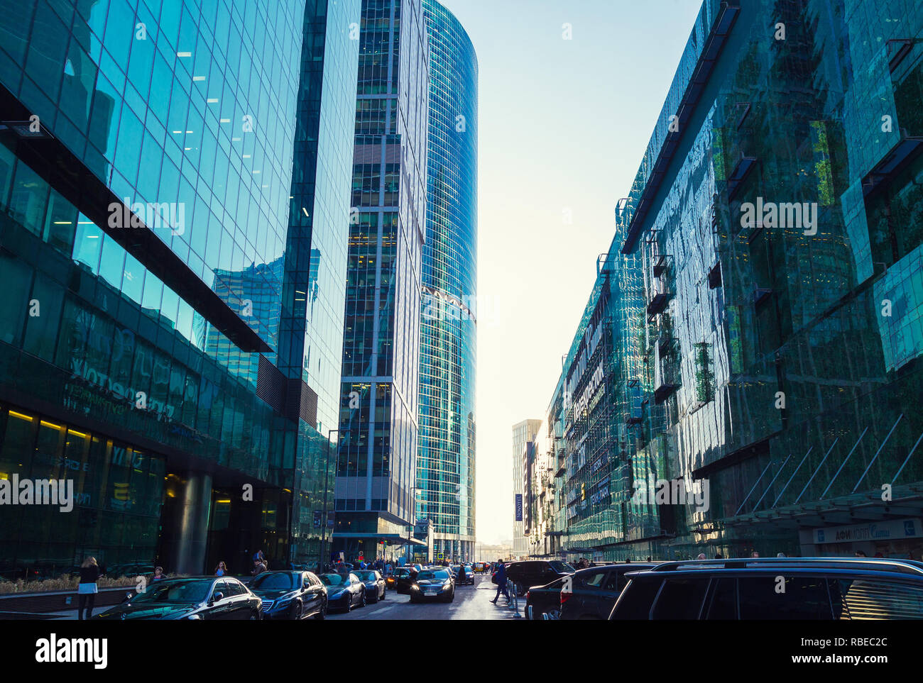 Moskau, Russland - 17. Oktober 2018: die Straße in der Nähe des Afimall enrtance in 'City' Shopping Mall in Moskau - Stadt (Moskau International Business Center). Stockfoto