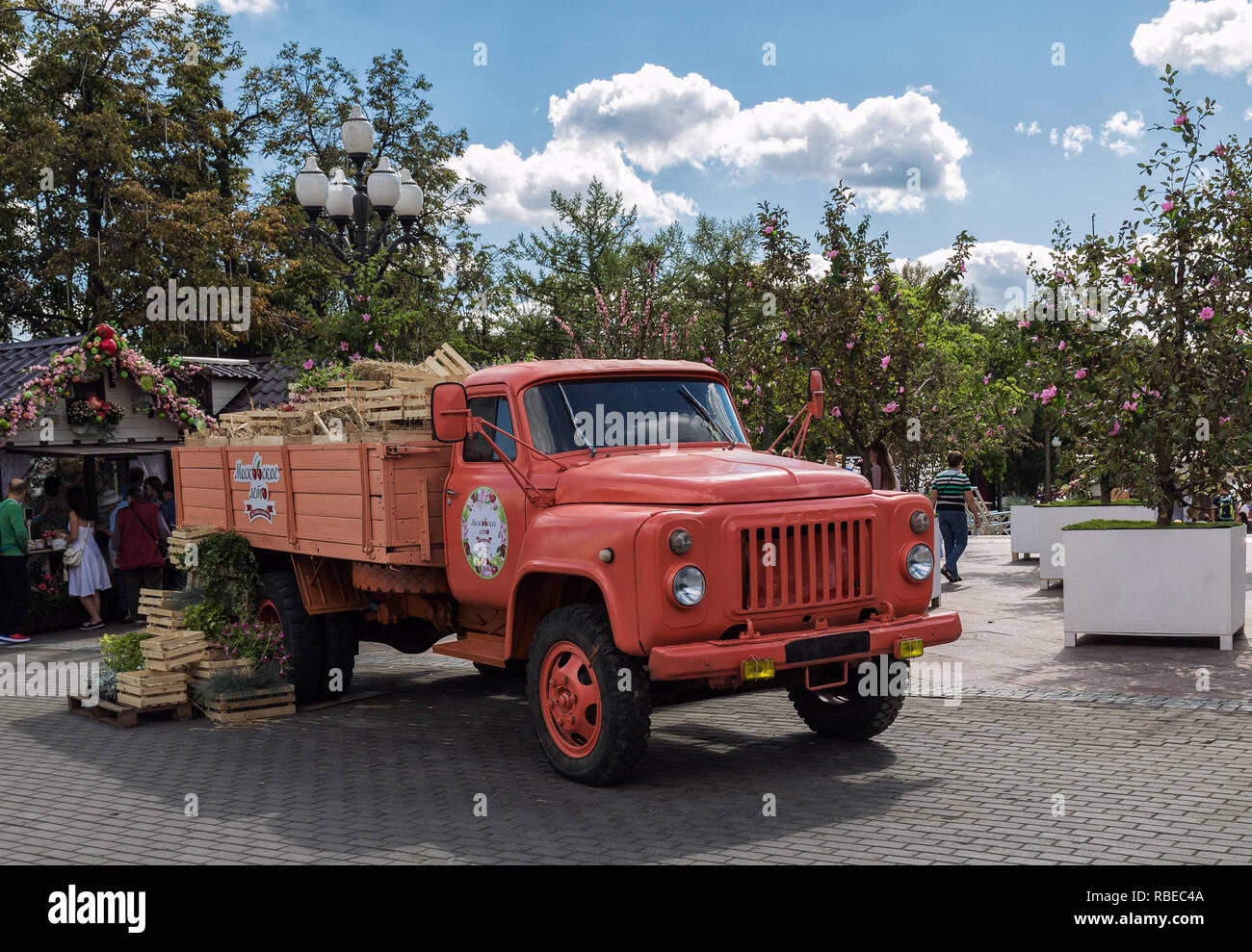 Moskau, Russland - 14. August 2015: Retro Fahrzeug wird als Dekoration auf dem Moskauer Festival pozzy verwendet. Stockfoto