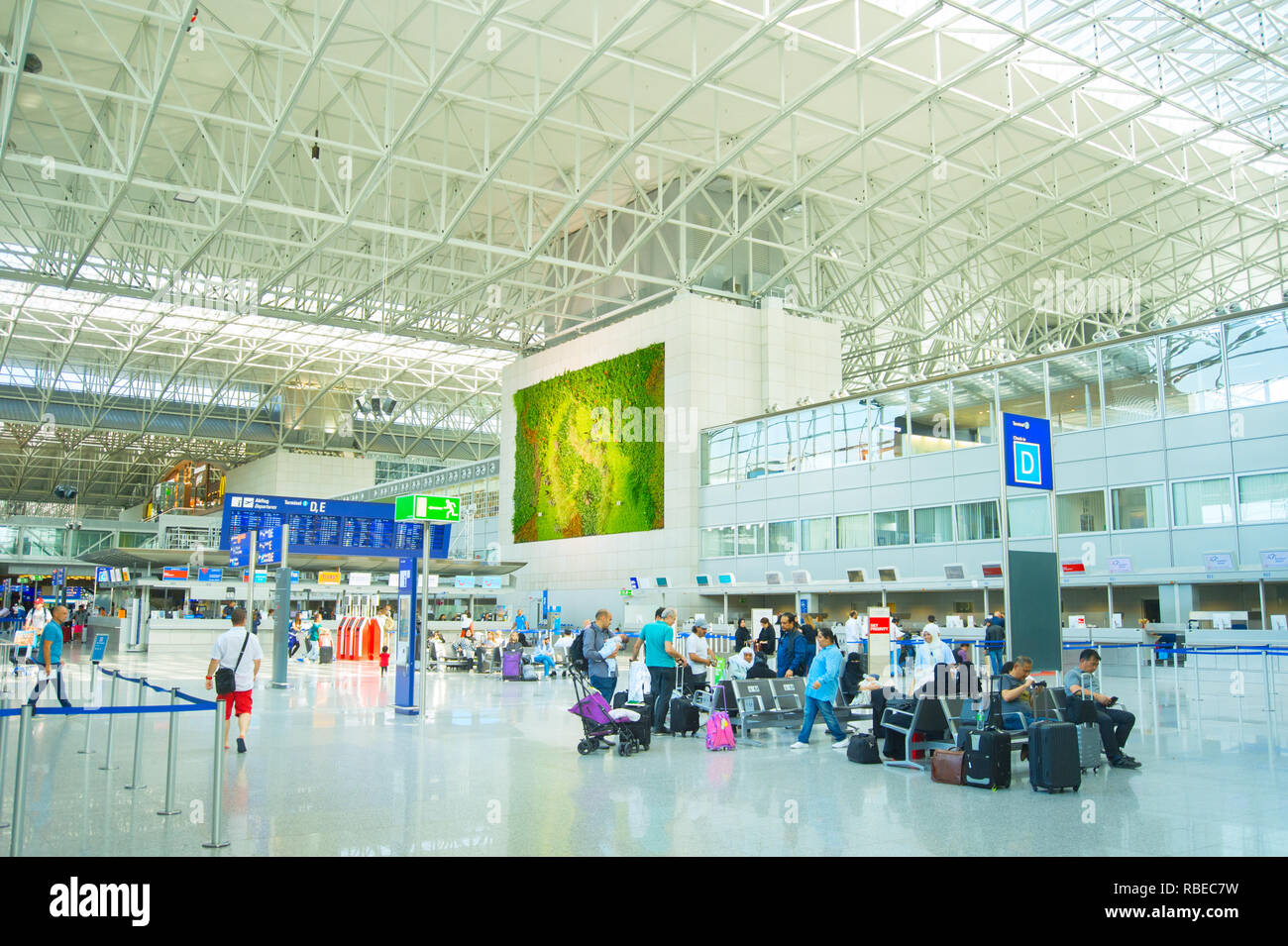 FRANKFURT, Deutschland - 29 AUGUST, 2018: die Menschen in Frankfurt am Main-Flughafen Halle. Der Flughafen Frankfurt ist der verkehrsreichste Flughafen der Passagierverkehr in Deuts Stockfoto