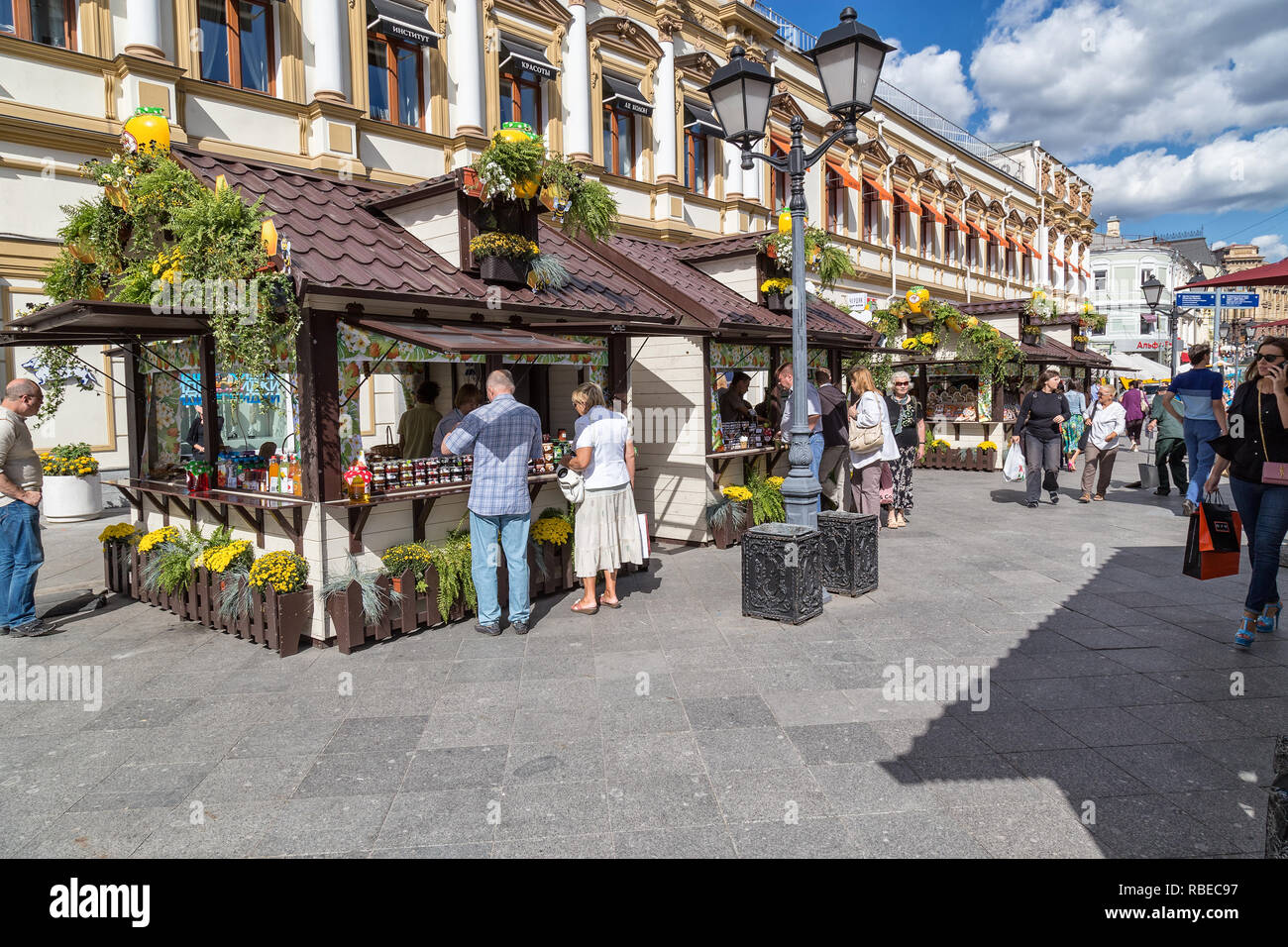 Moskau, Russland - 14 August, 2015: die Menschen sind das Shopping in der Jam Festival auf Kuznetsky Die meisten Street im Zentrum von Moskau. Stockfoto