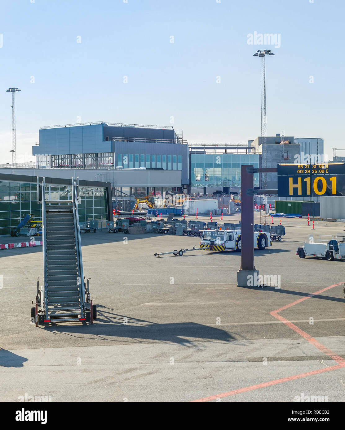Gepäckträger Autos und Gangway vom Flughafenterminal, Kopenhagen, Dänemark Stockfoto