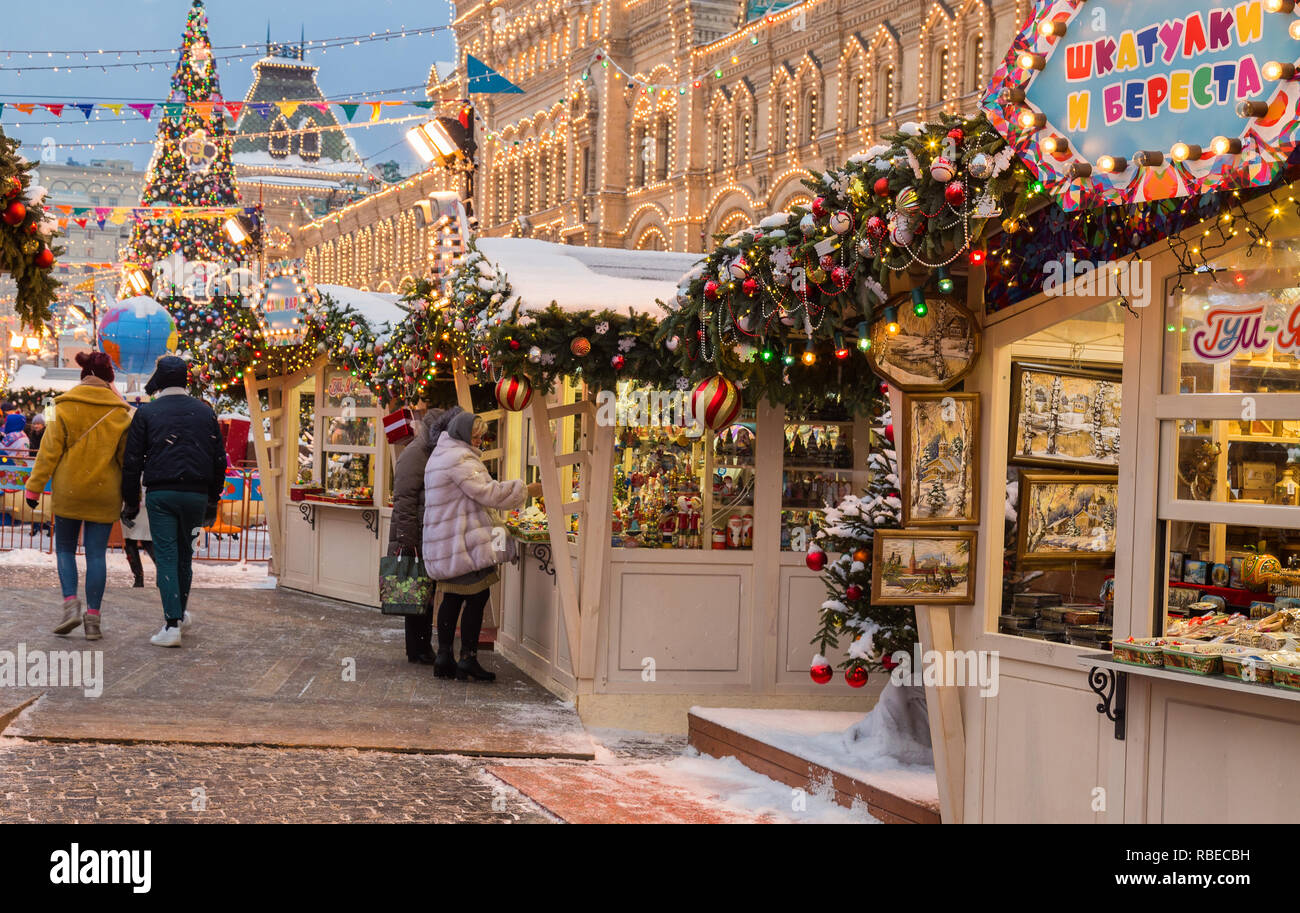 Moskau, Russland - 17. Dezember 2018: Weihnachtsmarkt am Roten Platz im Zentrum von Moskau. Stockfoto