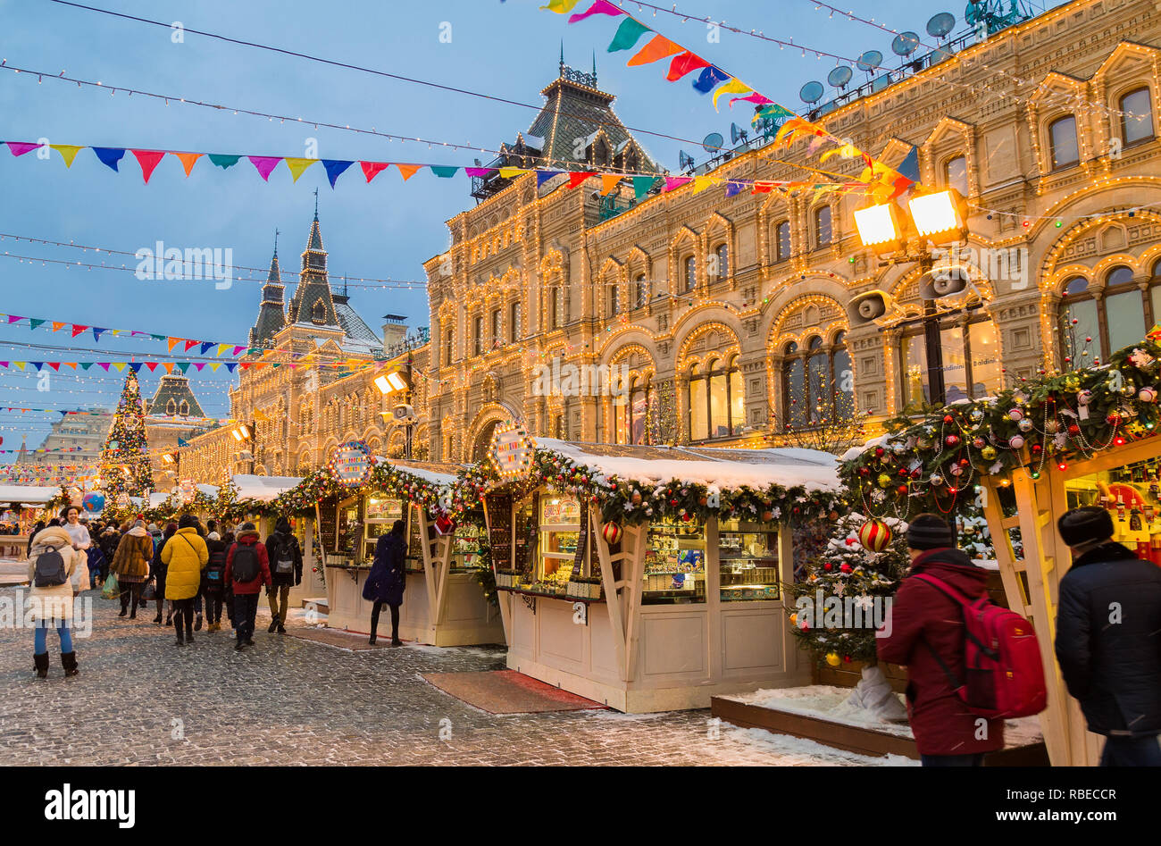 Moskau, Russland - 17. Dezember 2018: Weihnachtsmarkt am Roten Platz im Zentrum von Moskau. Stockfoto