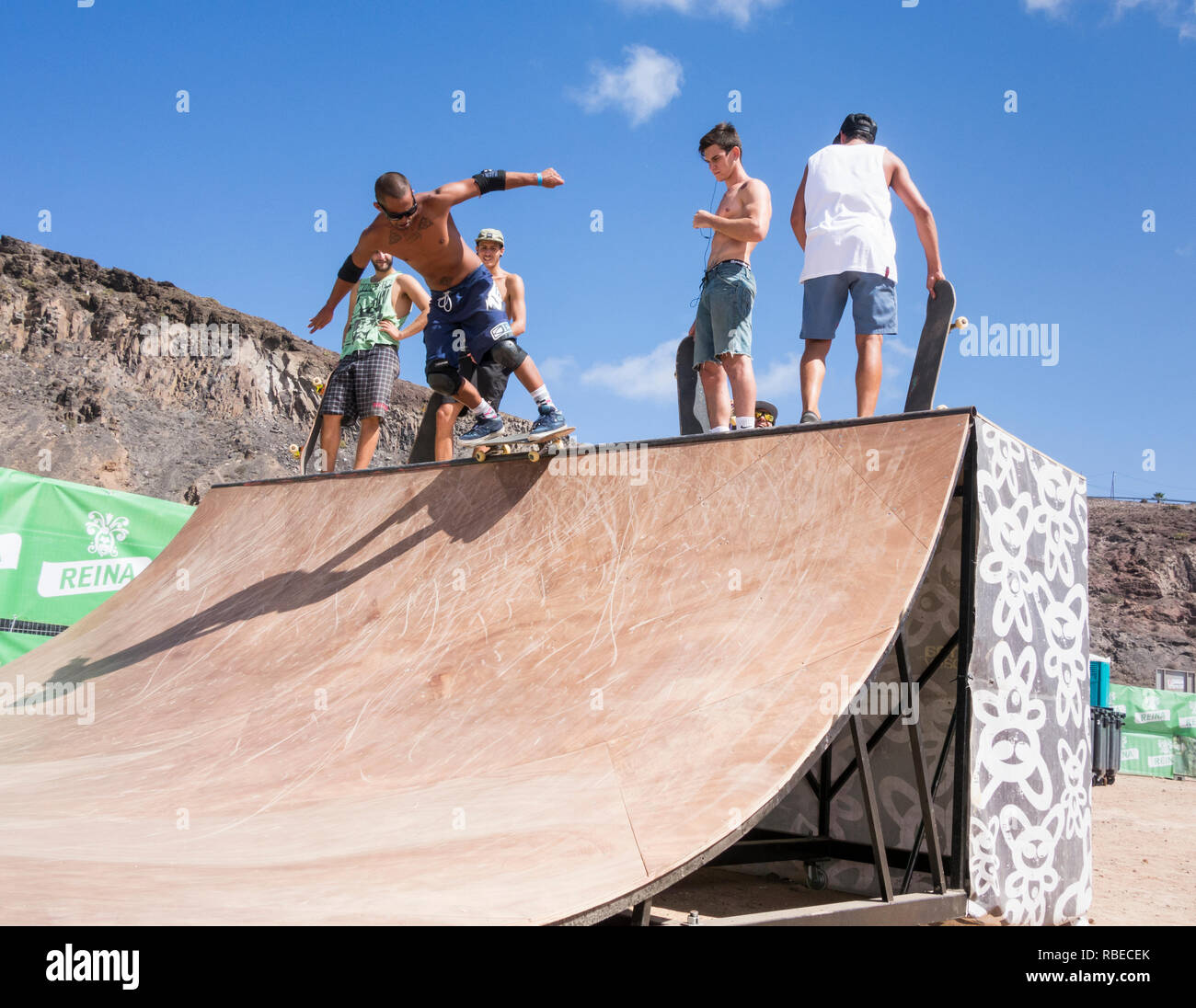 Skateboarder auf Skateboard Rampe im Skatepark. Stockfoto