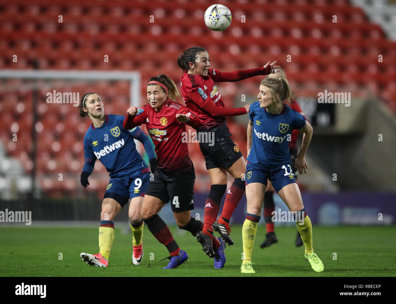 Von Manchester United Katie Zelem Sprünge mit dem Manchester United Amy Turner Kugel weg von West Ham United Kate Longhurst (rechts) und West Ham United Jane Ross (links) Während der FA-Reifen von Continental Cup, Gruppe zwei North Gleiches an Leigh Sports Village zu Kopf. Stockfoto