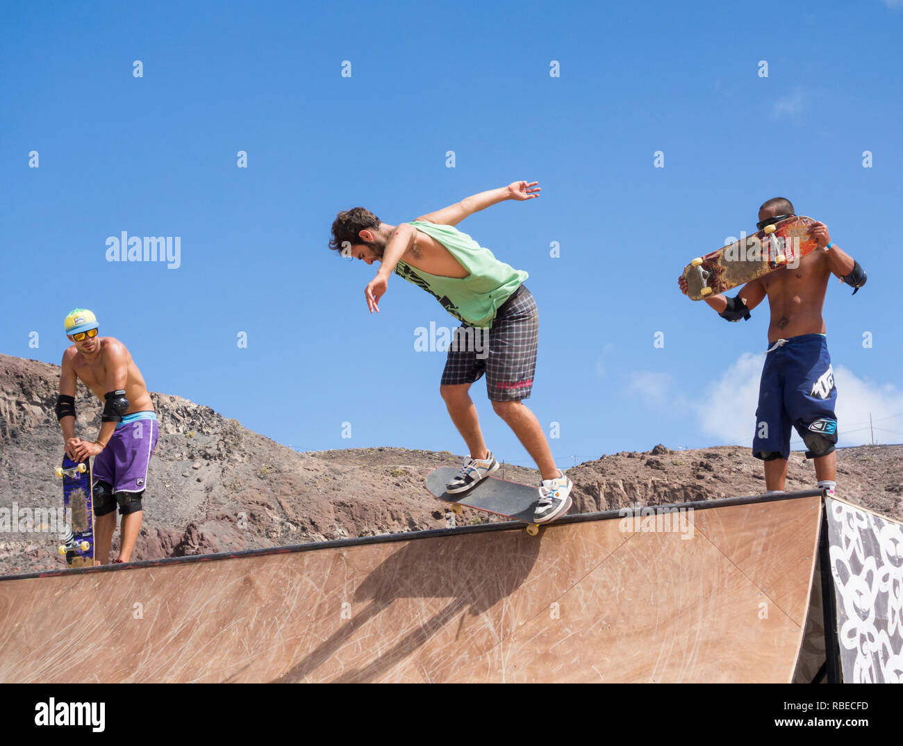 Skateboarder auf Skateboard Rampe im Skatepark. Stockfoto