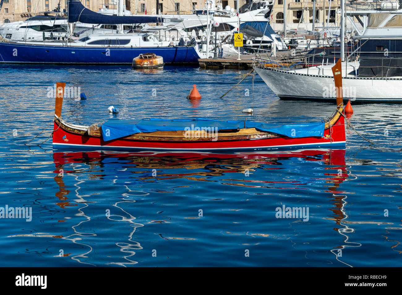 Traditionelle maltesische Holz- Boot im Hafen Stockfoto