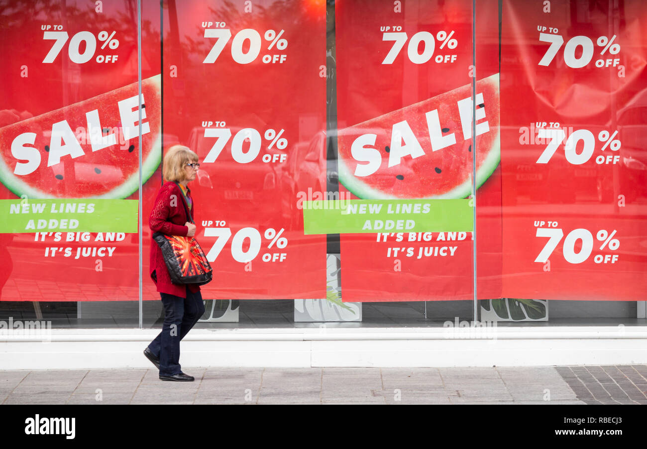 Frau vorbei gehen Verkauf Zeichen in neuen Look Store Fenster in der Stockton Street. Stockton on Tees, North East England. Großbritannien Stockfoto