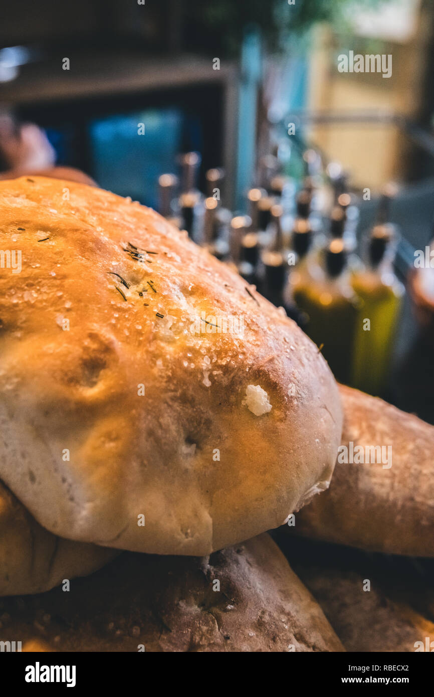 Focaccia - ein traditioneller Ofen gebackenes Brot ähnlich im Stil und Textur zu Pizza Teig. Für häufig Eintauchen in Olivenöl oder wie ein Sandwich verwendet. Stockfoto