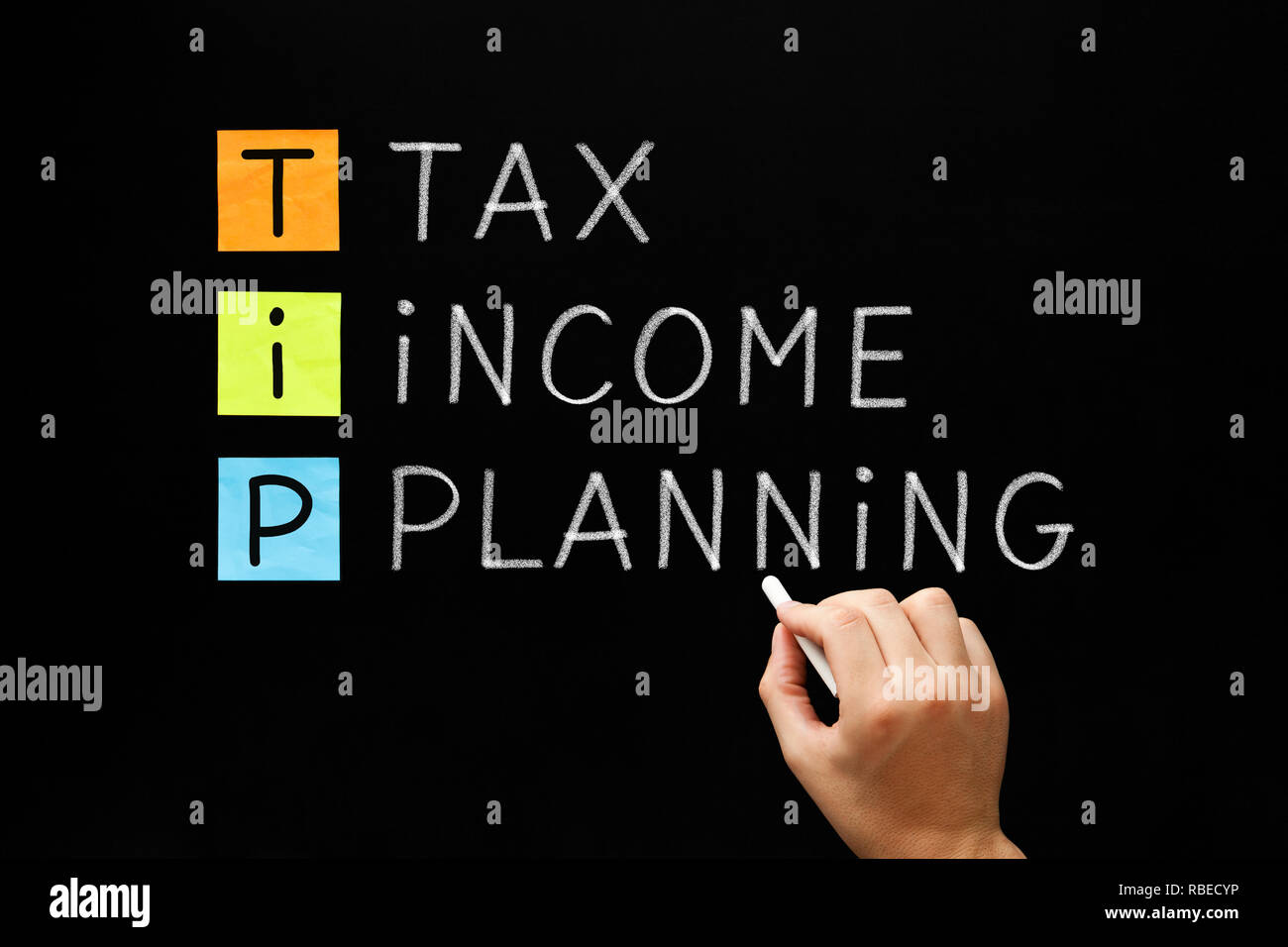 Hand schreiben Tipp Steuern Planung mit weißer Kreide auf Tafel. Stockfoto