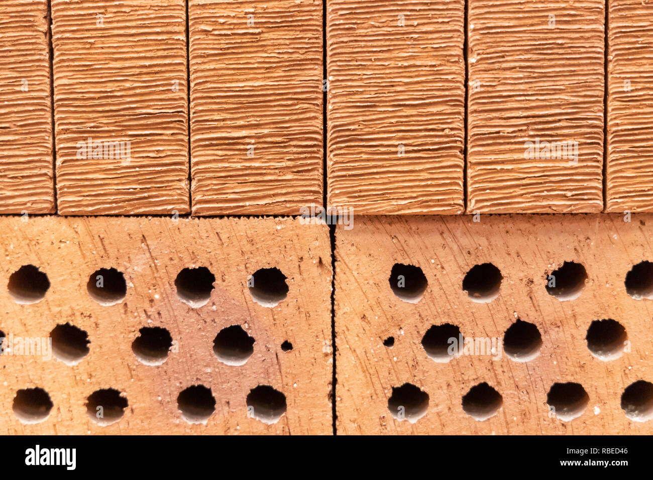 Baumaterial - gewöhnliche rote Ziegelsteine Stockfoto